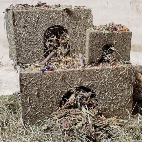 Mit Heu gefüllte Snackhütte für Kaninchen und Nagetiere Ribero klein