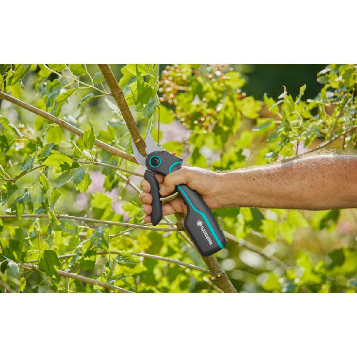 Akku-Gartenschere AssistCut GARDENA